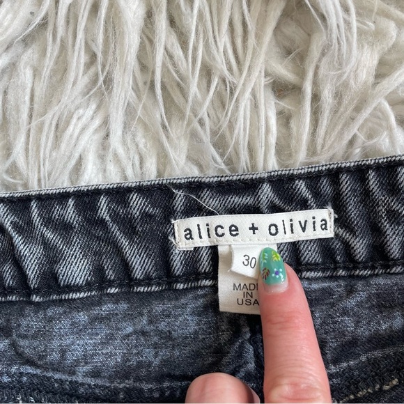 Alice and Olivia Justeen Acid Wash Black Denim High Rise Cuff Jean Shorts EUC 30 - Picture 6 of 9